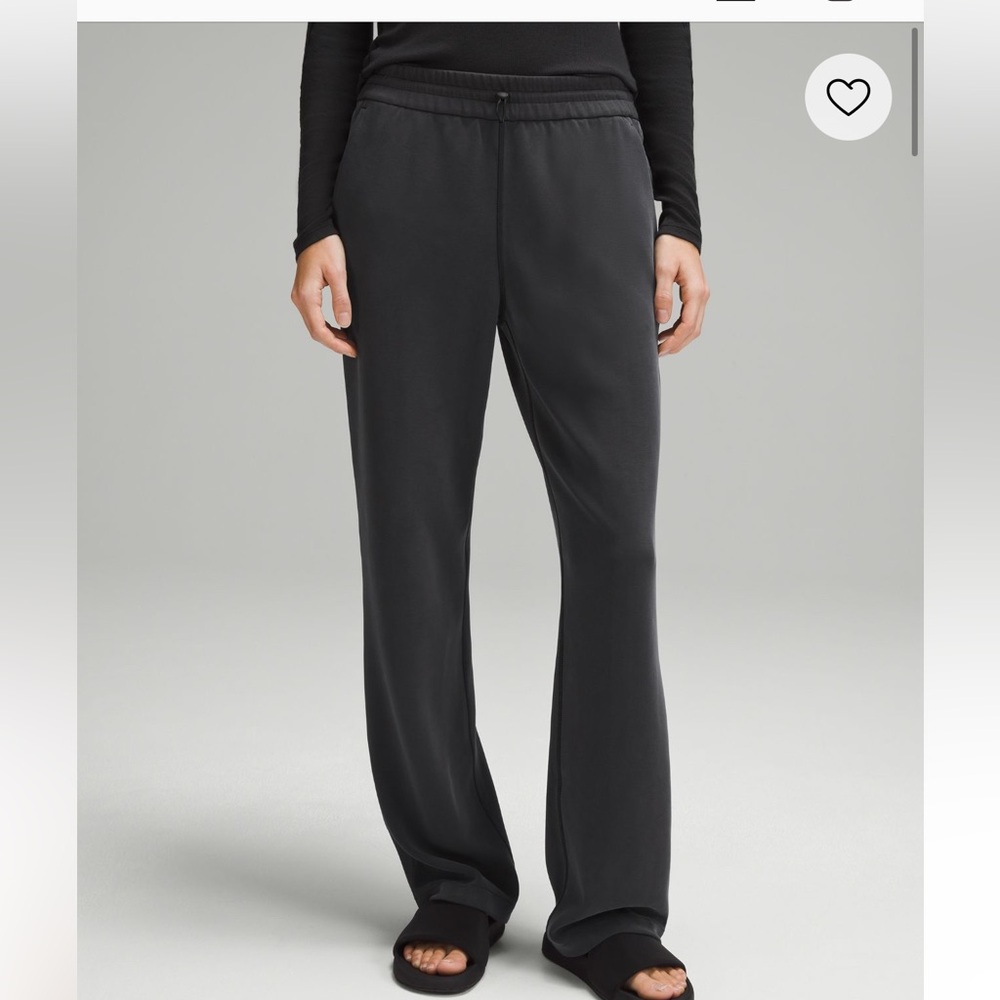 Lululemon Soft strewn High Rise Pant. Regular length. Black. Size 4